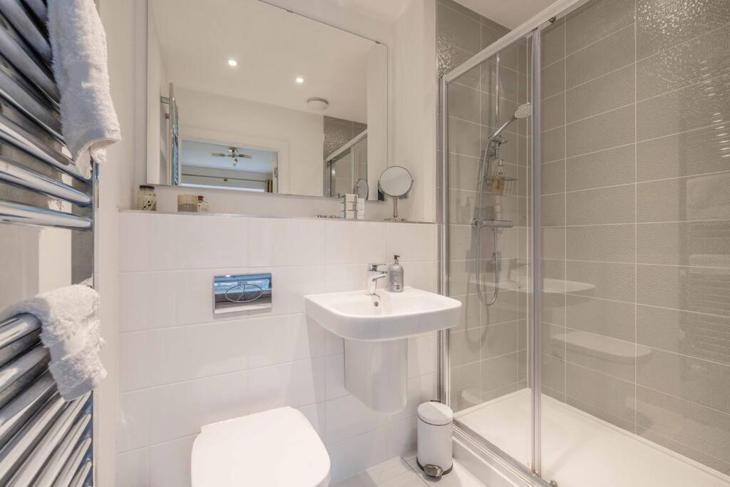 Stylish Home @ Virginia Water Lake & Free Parking Englefield Green Exterior foto